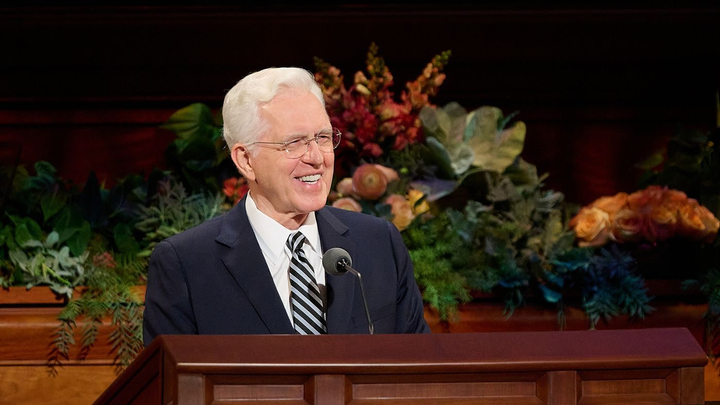 President Christofferson speaking at the pulpit during general conference