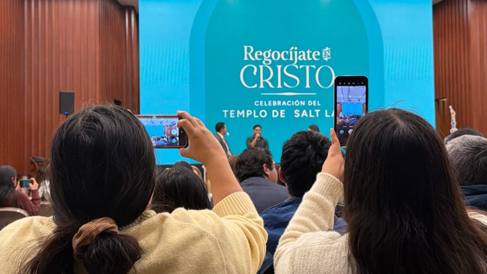 Audience members photographing a Dedicate screening in Mexico City